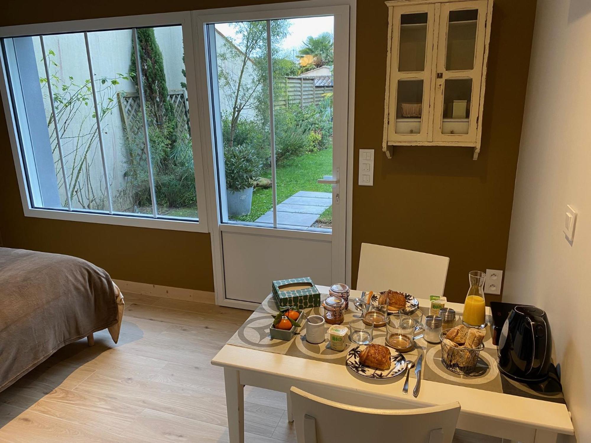 Maison M, Chambre Privee Acces Jardin Piscine Et Jacuzzi Pres De La Rochelle La Rochelle  Rum bild